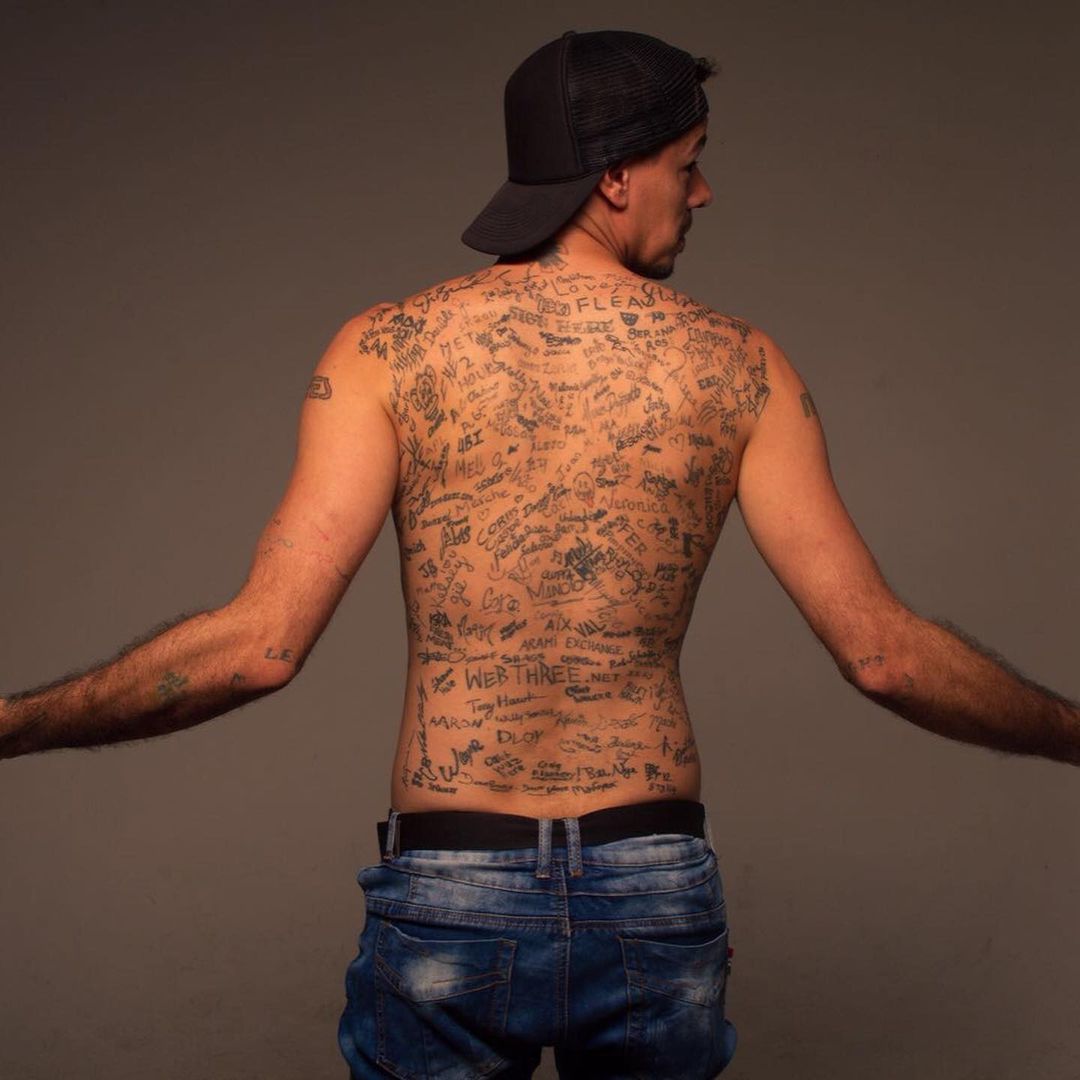 Funky Matas: el venezolano con más de 200 autógrafos tatuados en su espalda > El Informador Venezuela